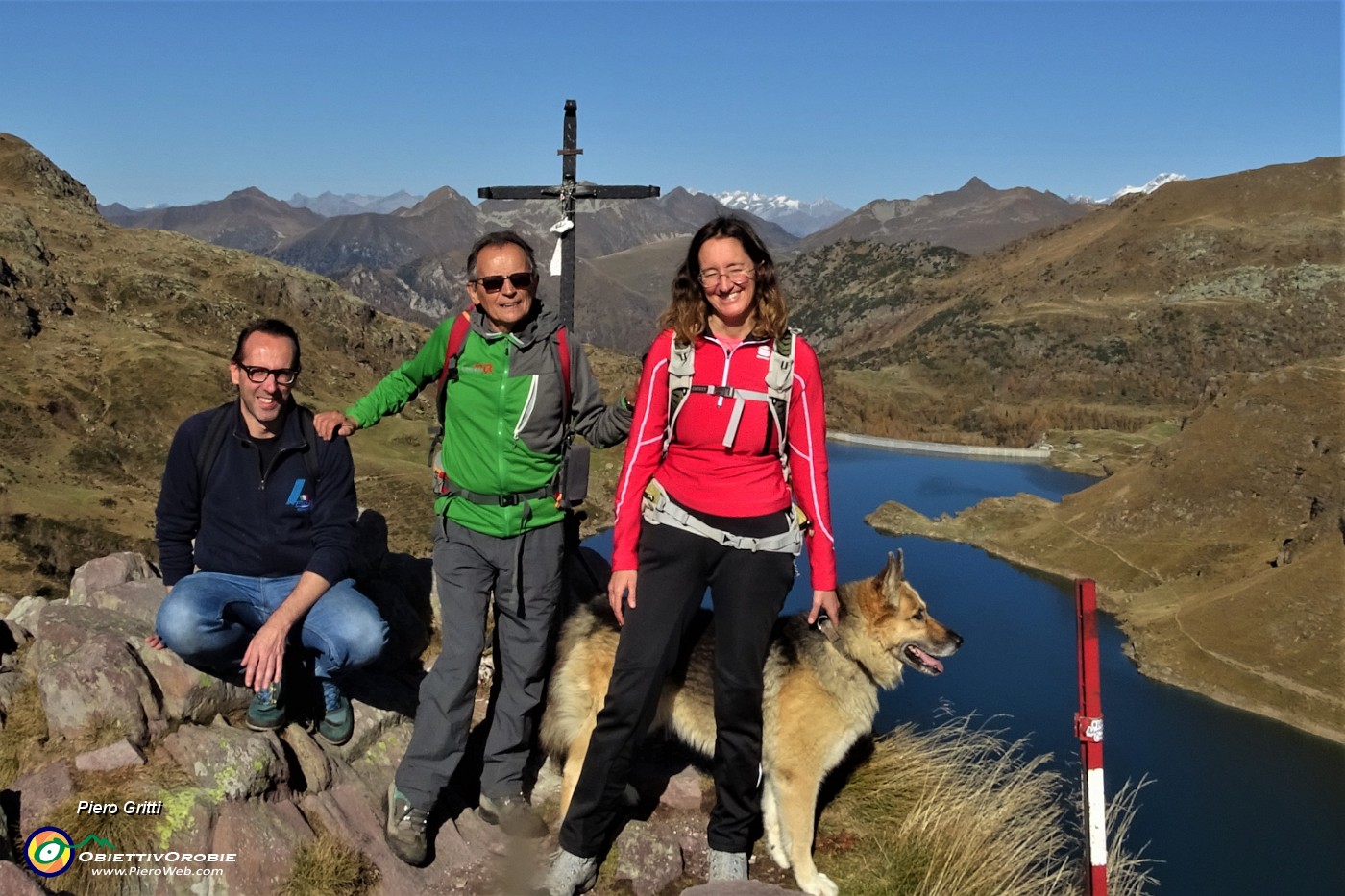 49 Al Passo Laghi Gemelli (2131 m) con vista sui Laghi Gemelli.JPG